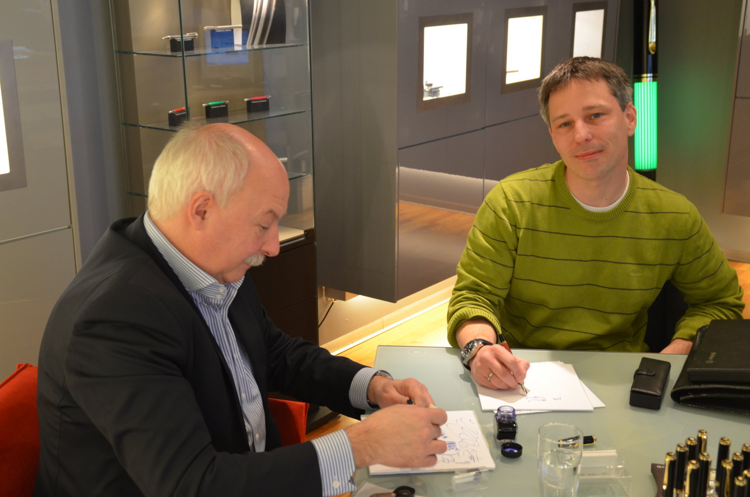 Schriftprobe mit Hr. Köhn (links) und Dominic Rothemel (rechts)