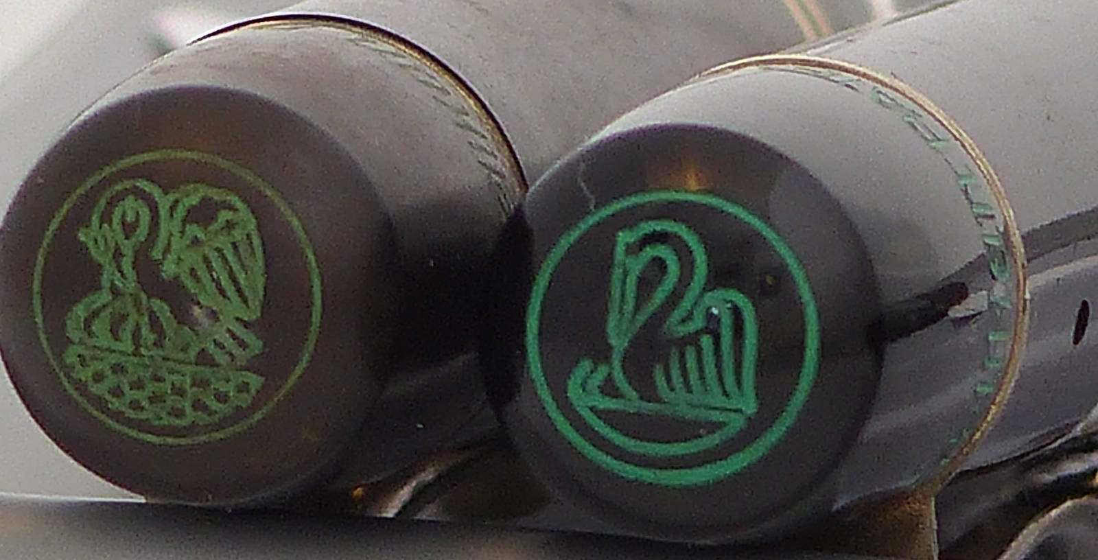 link; altes 4-Küken-Logo, rechts; 2-Küken-Logo ab 1937