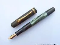 Gerilltes Kappenband und Clip, Füllgriff in der Form von 1937 bis 1949.