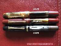 
Der mittlere Füllhalter ist ein 100N-Magnum. Darüber und darunter sind Modelle 101N und 100N zum Größenvergleich.