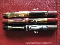 Der mittlere Füllhalter ist ein 100N-Magnum. Darüber und darunter sind Modelle 101N und 100N zum Größenvergleich. © Vasco Pisco - <a href="http://www.penalusa.com" target="_blank">www.penalusa.com</a>