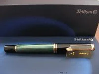 Im Vergleich zum Modell M400 Old Style ist der zusätzliche Zierring am Füllgriff und der zweite Zierring an der Kappe das Unterscheidungsmerkmal.  © DeScribe